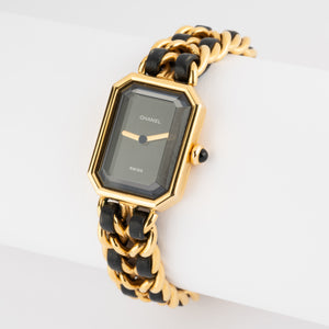 Montre en métal doré ma première de Chanel