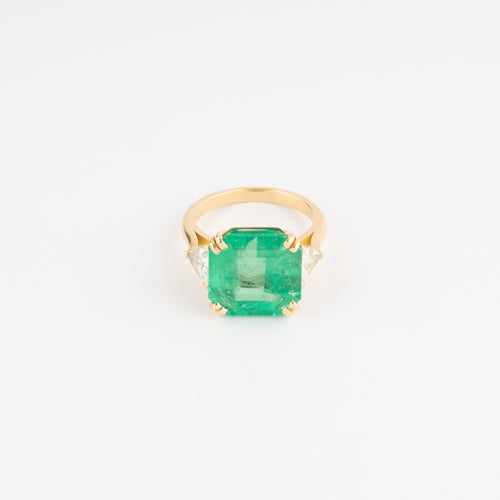 Bague en or jaune ornée d'une émeraude taille émeraude épaulé de diamants triangles