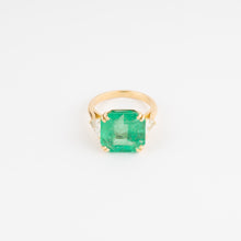 Charger l&#39;image dans la galerie, Bague en or jaune ornée d&#39;une émeraude taille émeraude épaulé de diamants triangles
