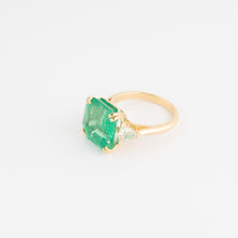 Charger l&#39;image dans la galerie, Bague en or jaune ornée d&#39;une émeraude taille émeraude épaulé de diamants triangles
