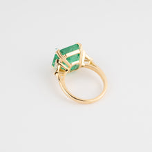 Charger l&#39;image dans la galerie, Bague en or jaune ornée d&#39;une émeraude taille émeraude épaulé de diamants triangles
