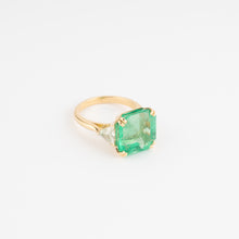 Charger l&#39;image dans la galerie, Bague en or jaune ornée d&#39;une émeraude taille émeraude épaulé de diamants triangles
