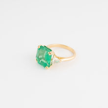 Charger l&#39;image dans la galerie, Bague en or jaune ornée d&#39;une émeraude taille émeraude épaulé de diamants triangles
