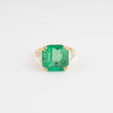 Charger l&#39;image dans la galerie, Bague en or jaune ornée d&#39;une émeraude taille émeraude épaulé de diamants triangles
