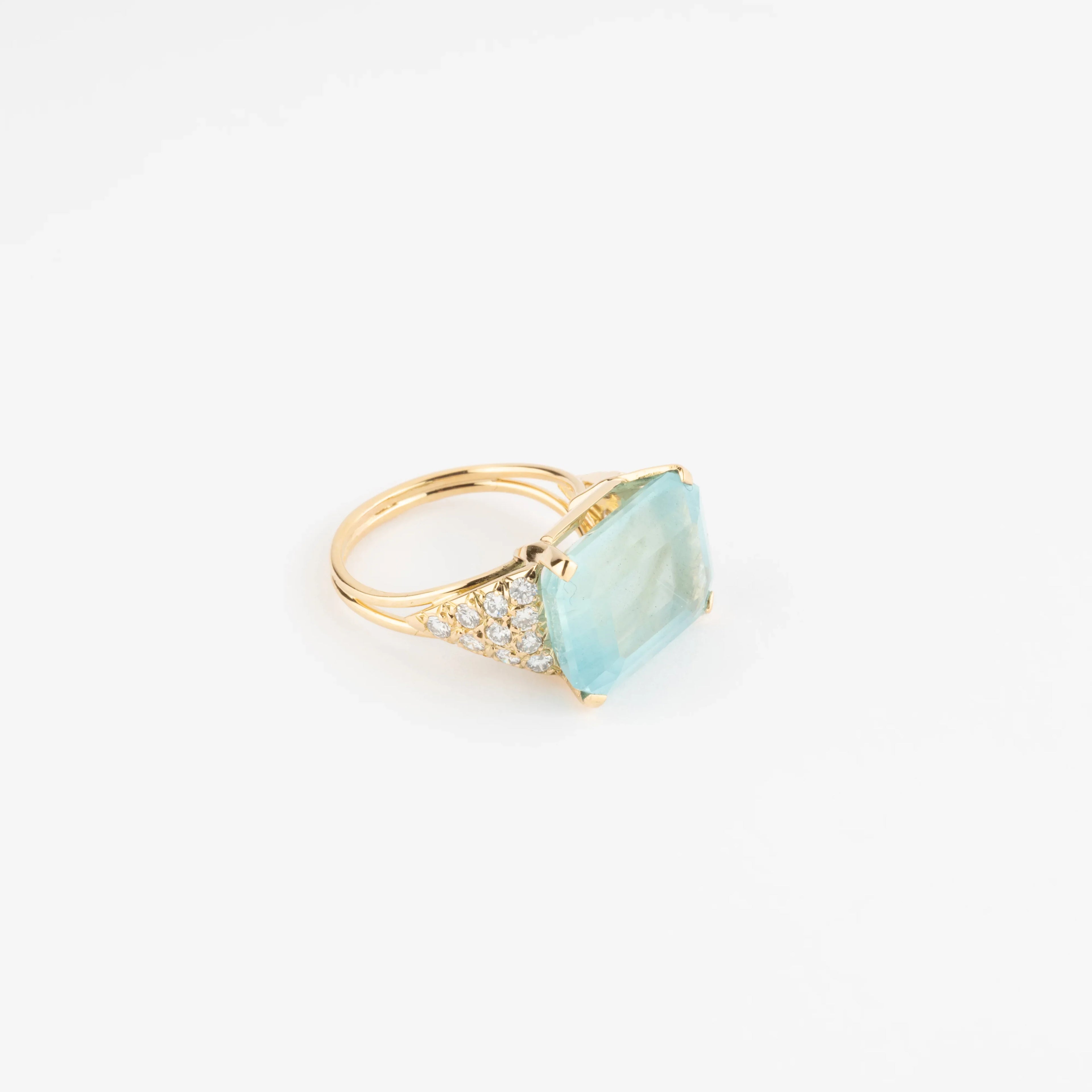 Bague aigue marine lactée et diamant sur or jaune