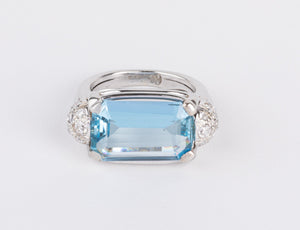 Bague or gris ornée d'une aigue marine et diamants