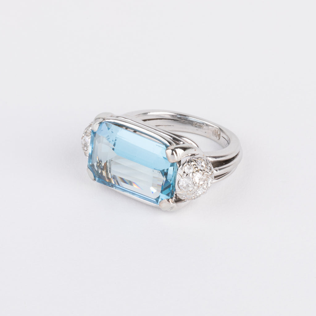 Bague or gris ornée d'une aigue marine et diamants