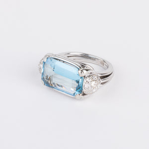 Bague or gris ornée d'une aigue marine et diamants