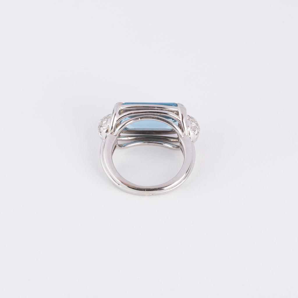 Bague or gris ornée d'une aigue marine et diamants