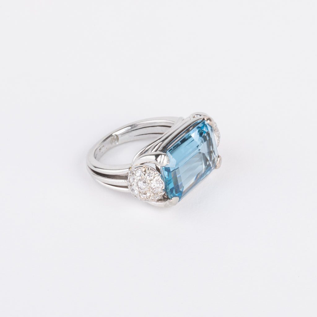 Bague or gris ornée d'une aigue marine et diamants