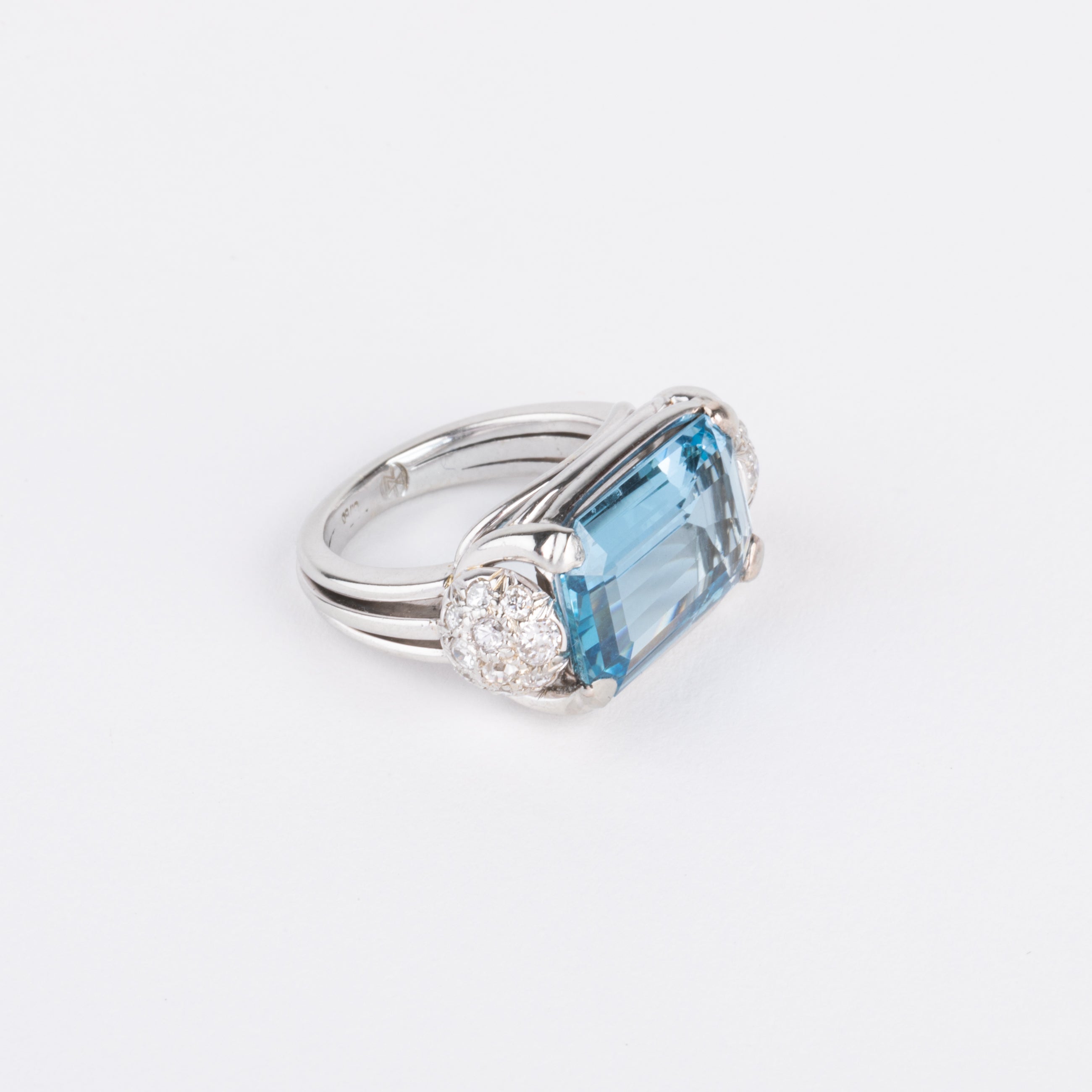 Bague or gris ornée d'une aigue marine et diamants