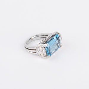 Bague or gris ornée d'une aigue marine et diamants