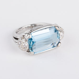 Bague or gris ornée d'une aigue marine et diamants
