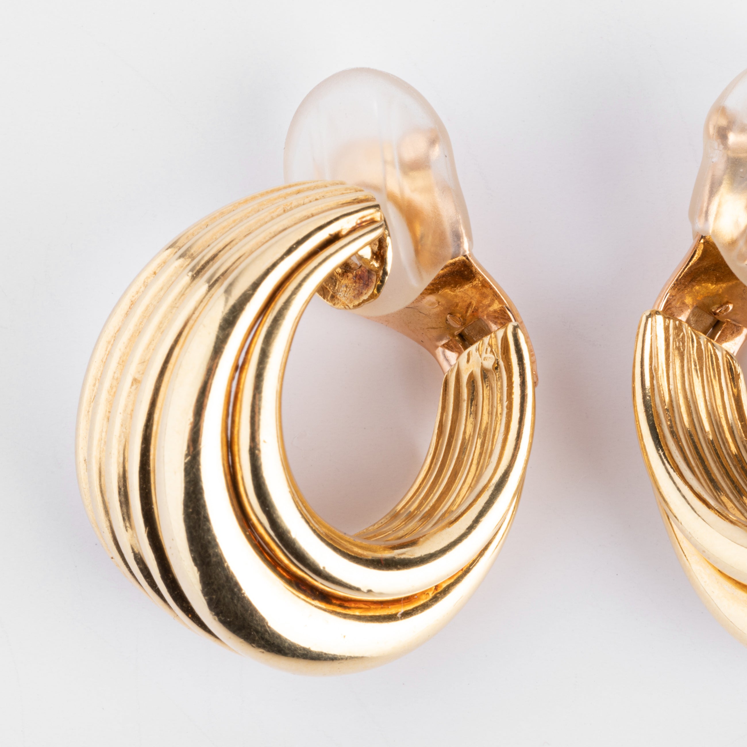 Paire de créoles or jaune  maison Van Cleef And Arpels