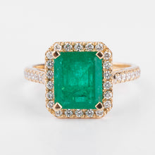 Charger l&#39;image dans la galerie, Bague en or jaune ornée d&#39;une émeraude entourée de diamants
