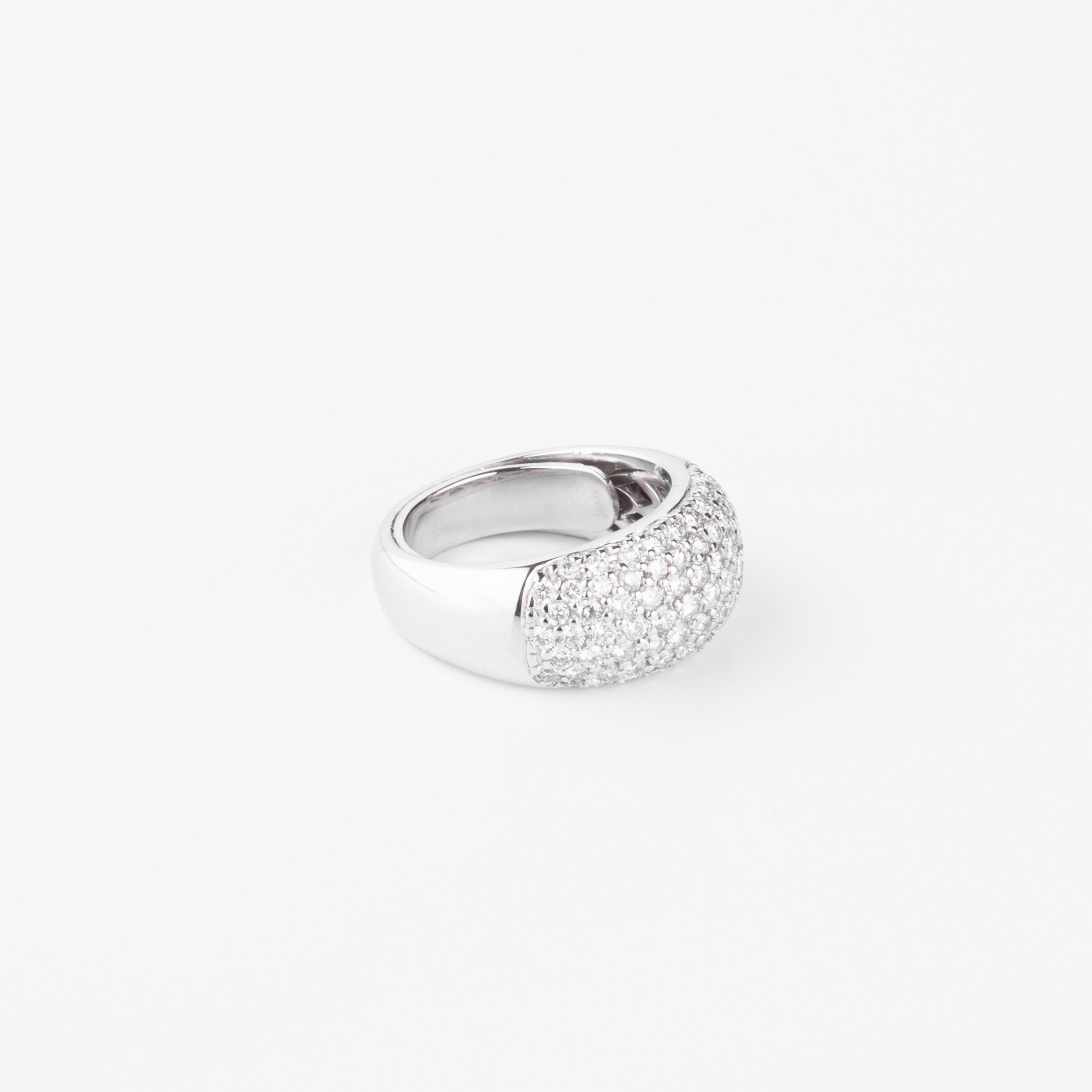 Bague jonc en or gris pavée de diamants