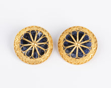 Charger l&#39;image dans la galerie, Boucles d&#39;oreilles du créateur grec Ilias Lalaounis en or et sodalite
