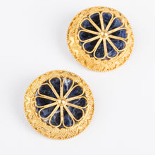 Charger l&#39;image dans la galerie, Boucles d&#39;oreilles du créateur grec Ilias Lalaounis en or et sodalite
