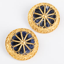 Charger l&#39;image dans la galerie, Boucles d&#39;oreilles du créateur grec Ilias Lalaounis en or et sodalite
