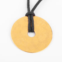 Charger l&#39;image dans la galerie, Pendentif martelée de la maison Dinh Van modèle cible
