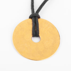 Pendentif martelée de la maison Dinh Van modèle cible