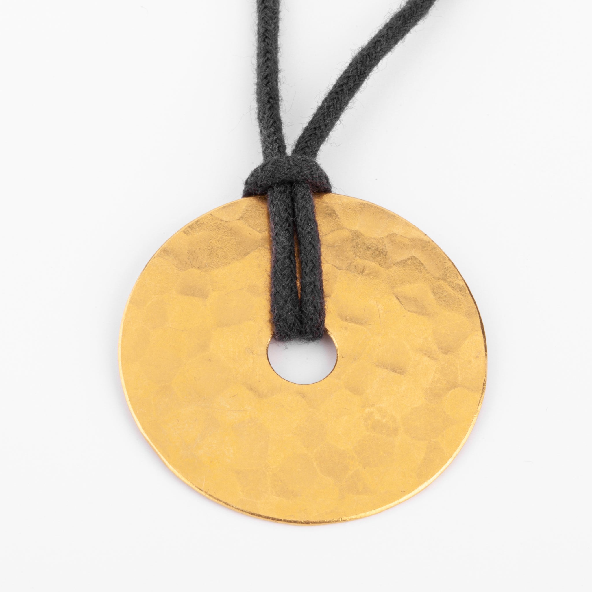 Pendentif martelee de la maison Dinh Van modele cible adalgyseboutique