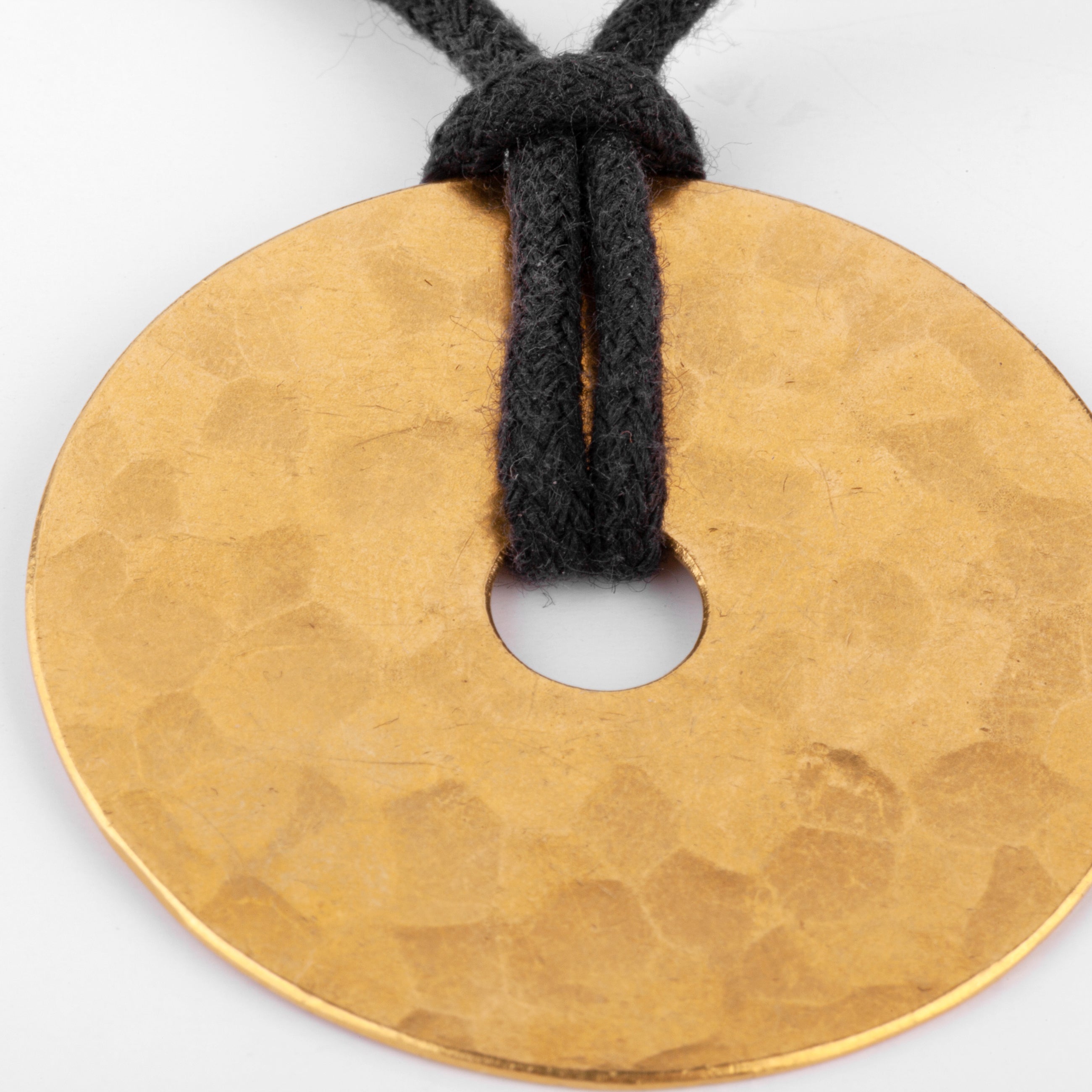 Pendentif martelée de la maison Dinh Van modèle cible