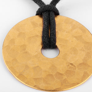 Pendentif martelée de la maison Dinh Van modèle cible