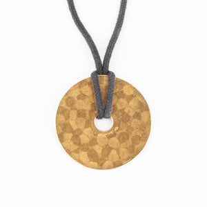 Pendentif martelée de la maison Dinh Van modèle cible
