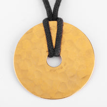 Charger l&#39;image dans la galerie, Pendentif martelée de la maison Dinh Van modèle cible

