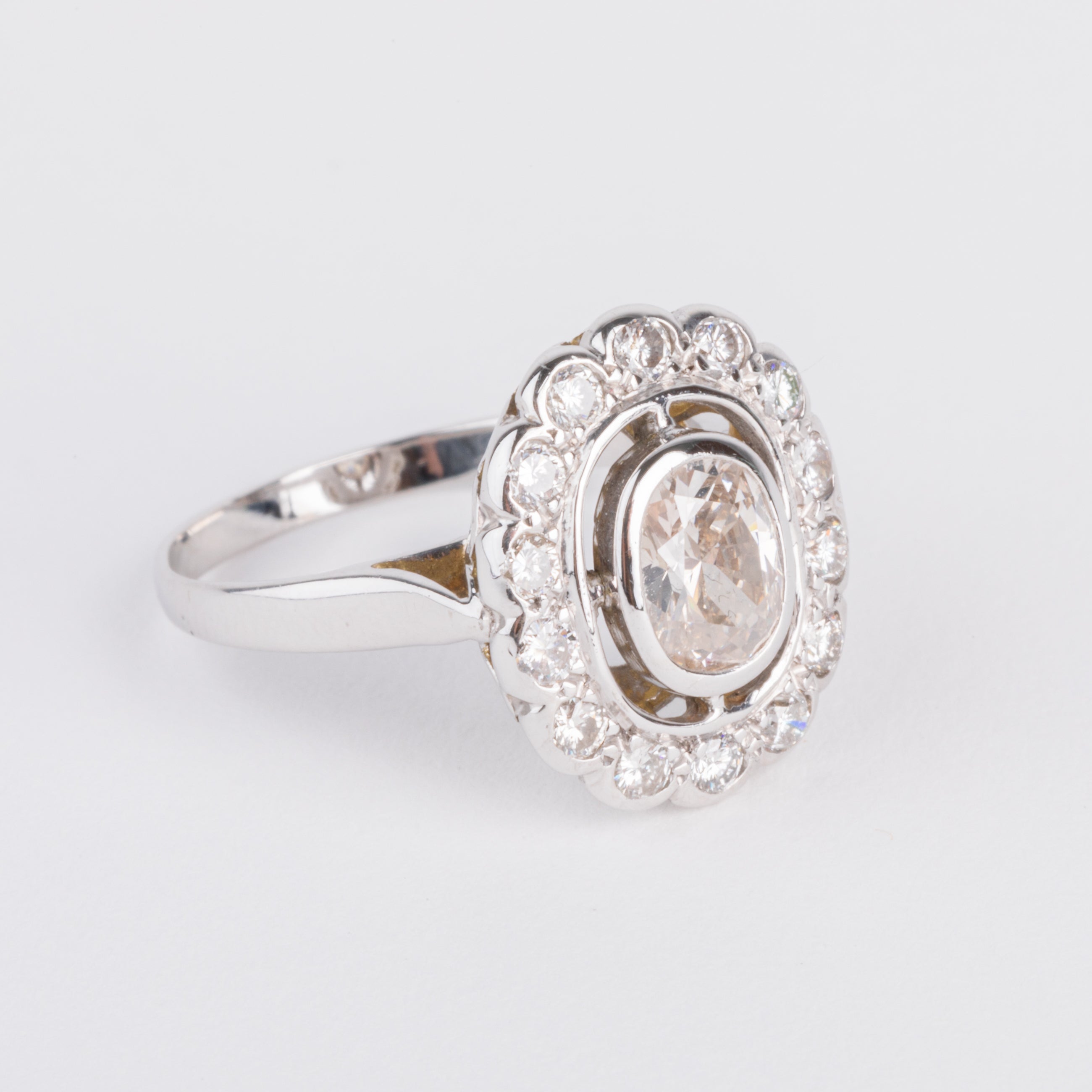 Bague marguerite en or gris et diamant