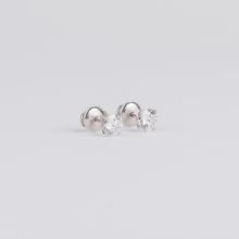 Charger l&#39;image dans la galerie, Boucles d&#39;oreilles en diamants sur or gris taille moderne
