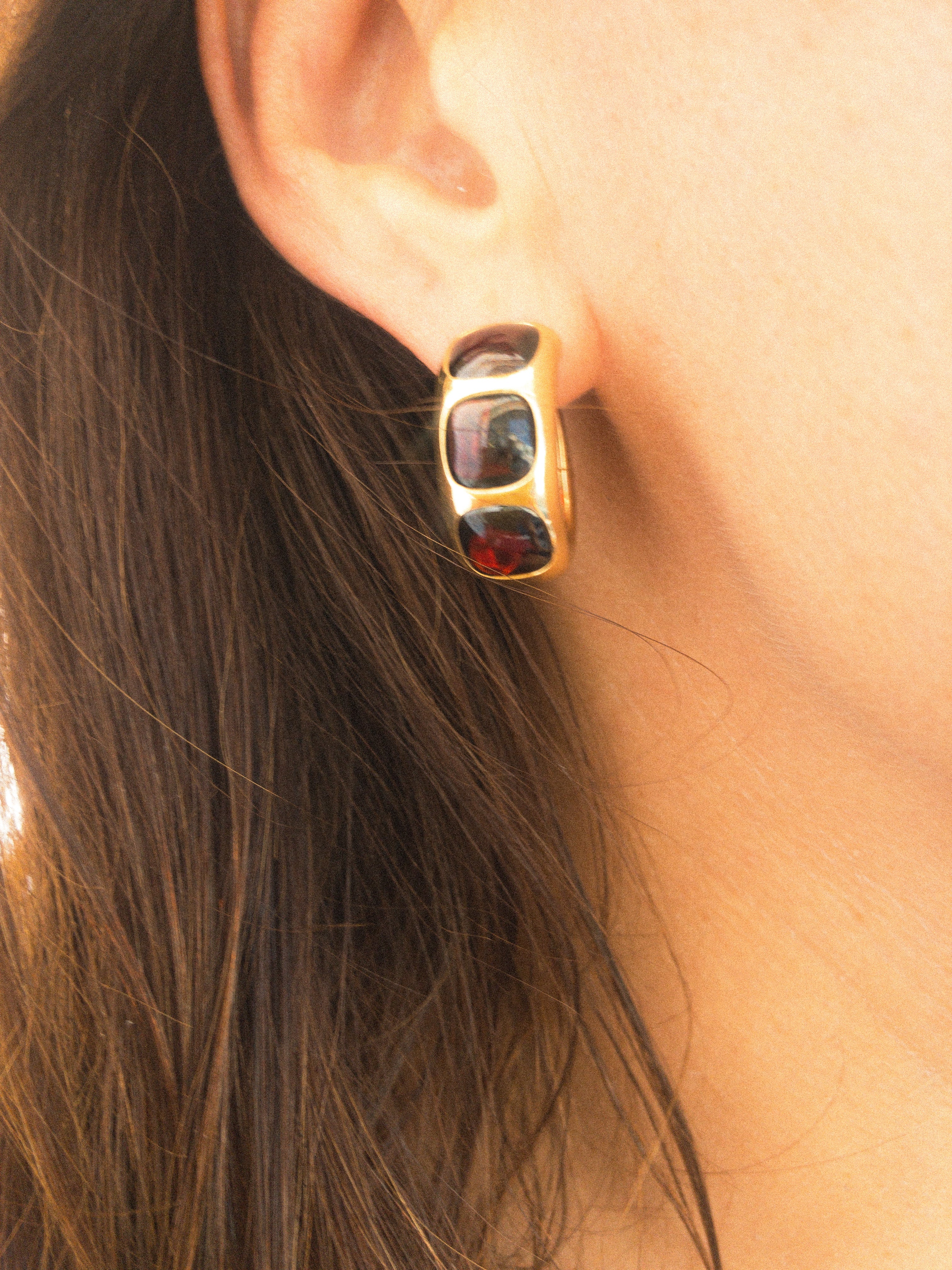 Boucles d'oreilles en or jaune de la maison Pomellato avec des cabochons de grenats