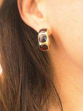 Charger l&#39;image dans la galerie, Boucles d&#39;oreilles en or jaune de la maison Pomellato avec des cabochons de grenats
