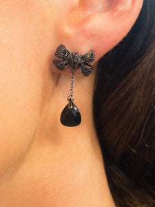 Boucles d'oreilles nœuds Pomellato modèle forever en or gris noirci et onyx