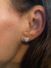 Charger l&#39;image dans la galerie, Boucles d&#39;oreilles en gris formant des cœurs, pavée de diamant
