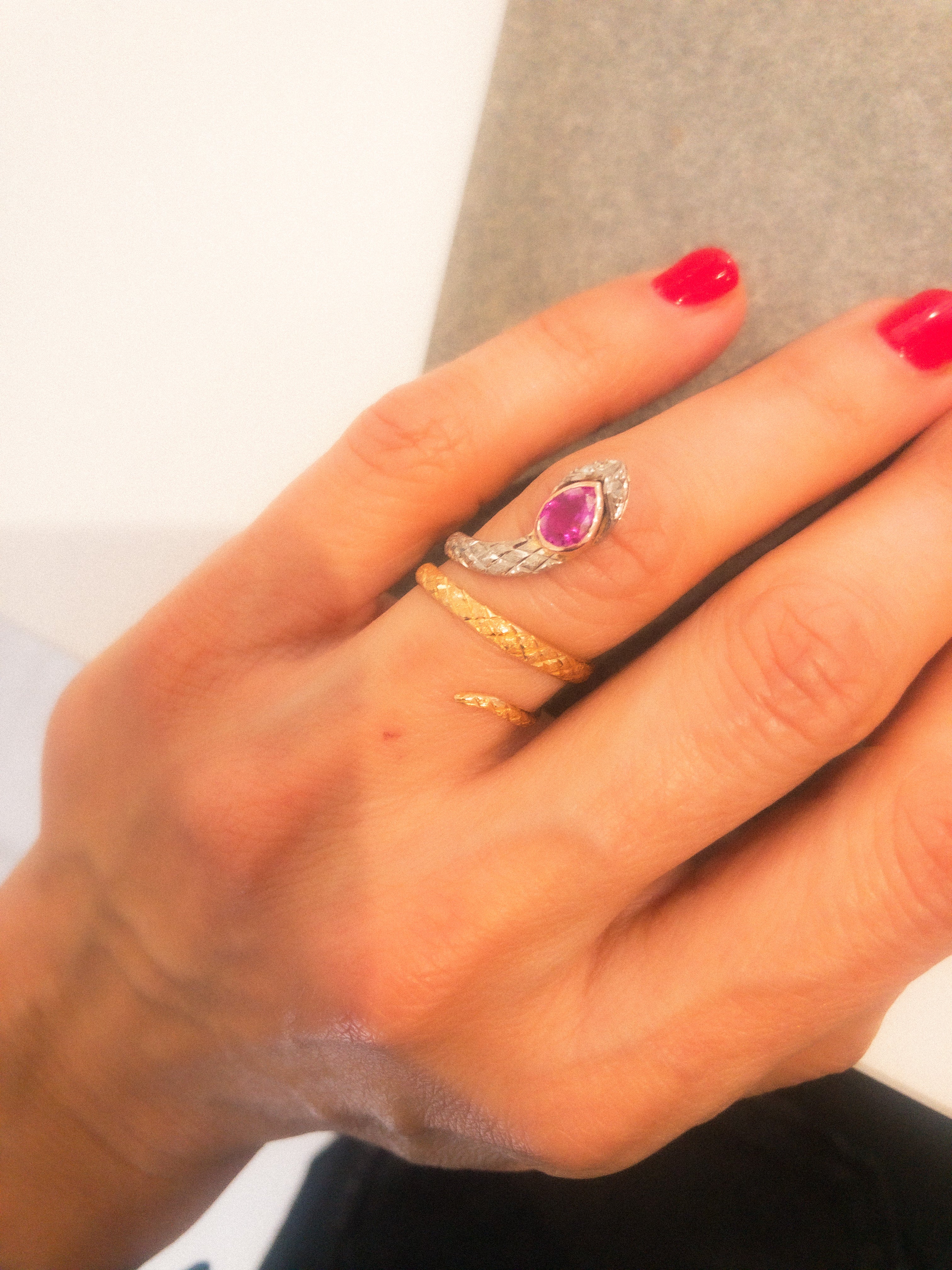 Bague serpent bi-colore ornée d'un rubis