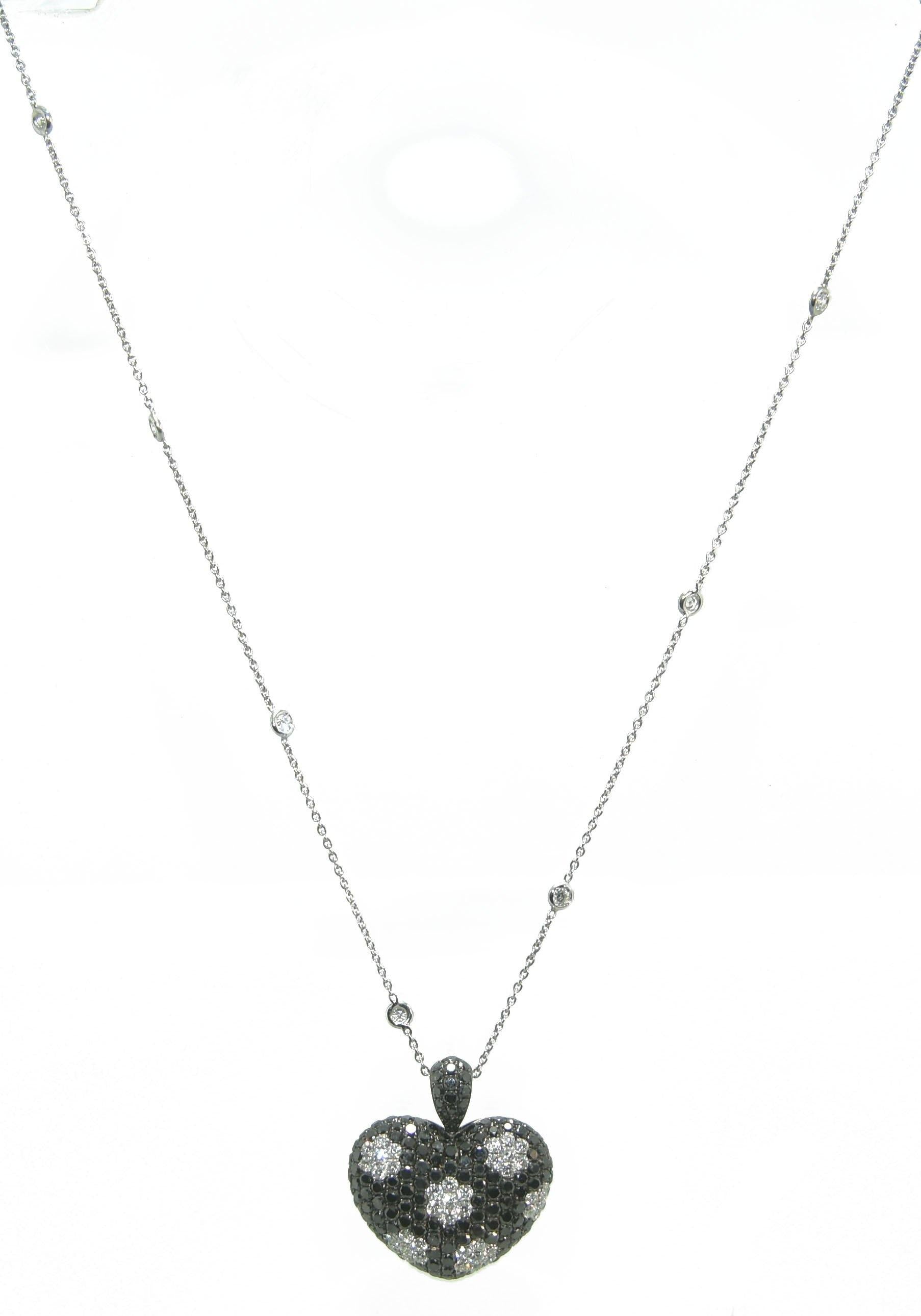 Collier ornée d'un pendentif formant un cœur en diamant noirs et blancs - adalgyseboutique