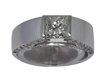 Charger l&#39;image dans la galerie, Bague solitaire en or gris ornée d&#39;un diamant taille princesse

