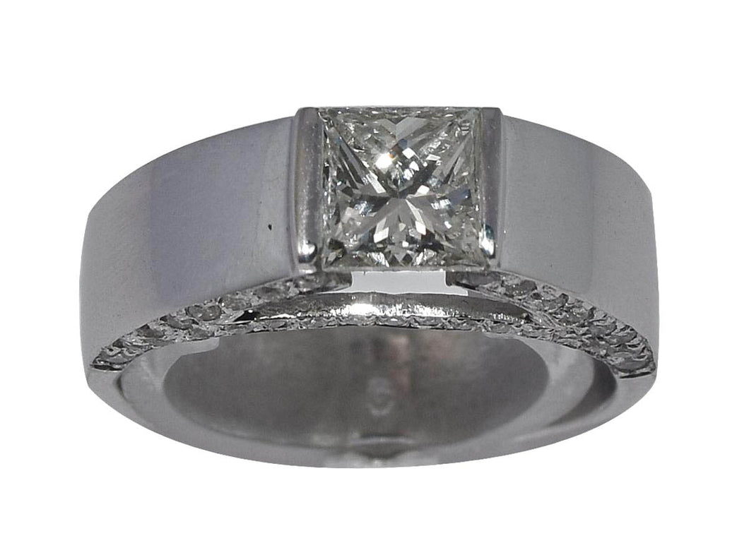 Bague solitaire en or gris ornée d'un diamant taille princesse