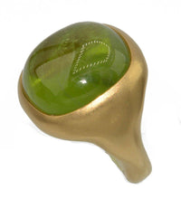 Charger l&#39;image dans la galerie, Bague signée Pomellato ornée d&#39;un péridot - adalgyseboutique

