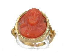 Charger l&#39;image dans la galerie, Bague en or jaune ornée d&#39;un camée en corail - adalgyseboutique
