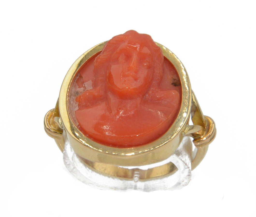 Bague en or jaune ornée d'un camée en corail - adalgyseboutique