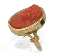 Charger l&#39;image dans la galerie, Bague en or jaune ornée d&#39;un camée en corail - adalgyseboutique
