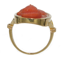 Charger l&#39;image dans la galerie, Bague en or jaune ornée d&#39;un camée en corail - adalgyseboutique
