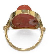 Charger l&#39;image dans la galerie, Bague en or jaune ornée d&#39;un camée en corail - adalgyseboutique
