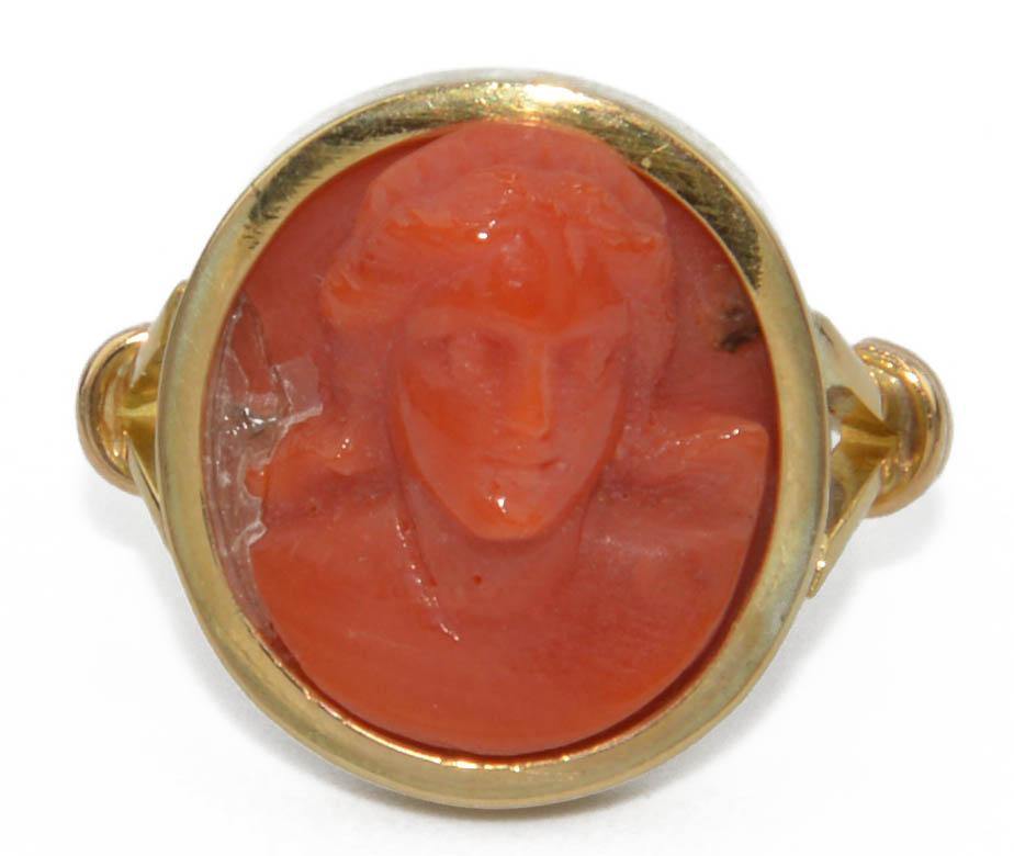 Bague en or jaune ornée d'un camée en corail - adalgyseboutique