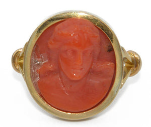 Bague en or jaune ornée d'un camée en corail - adalgyseboutique
