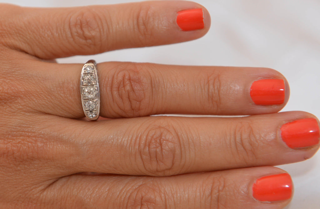 Bague jarretière en platine ornée de diamants - adalgyseboutique