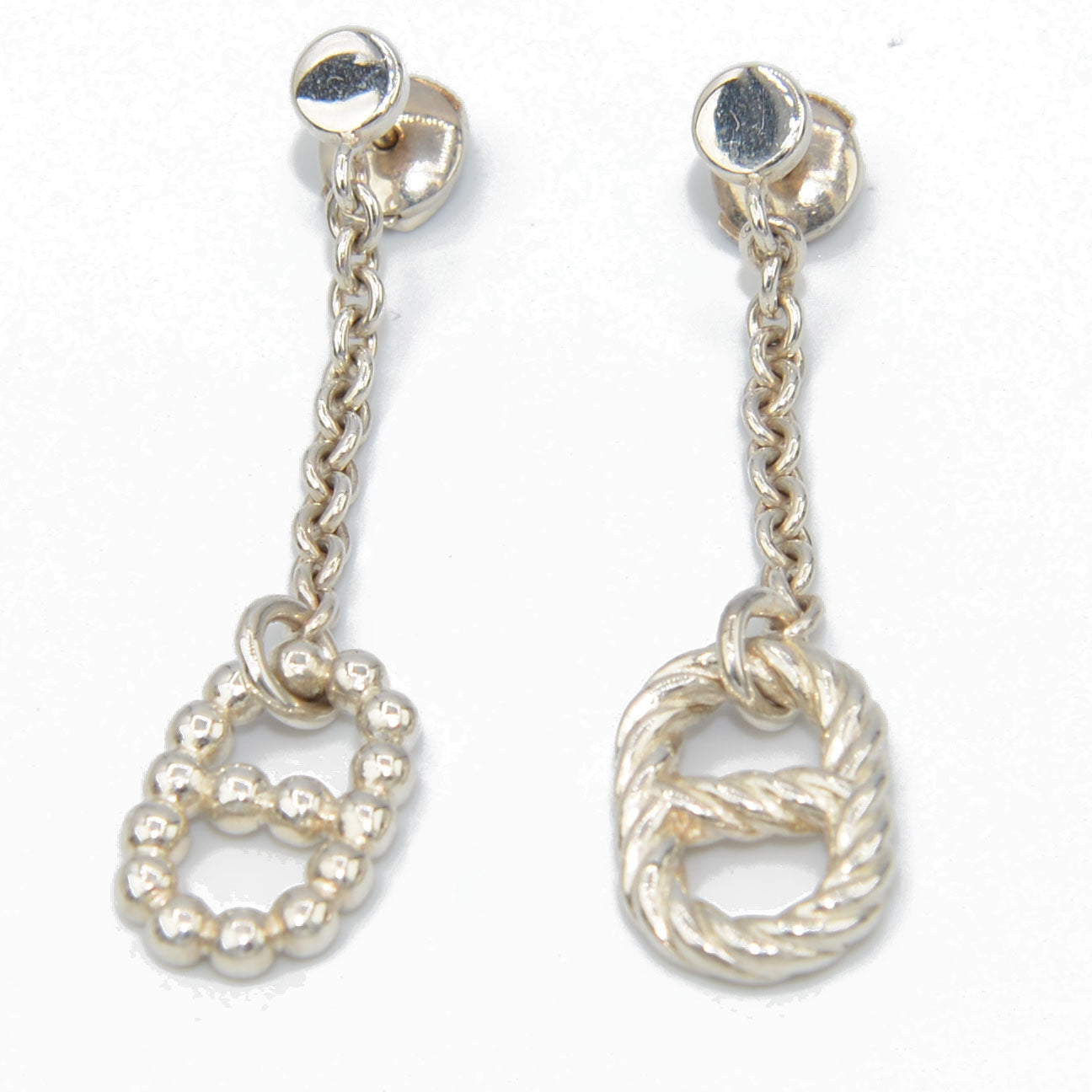 Paire de boucles d'oreilles signées Hermès en argent